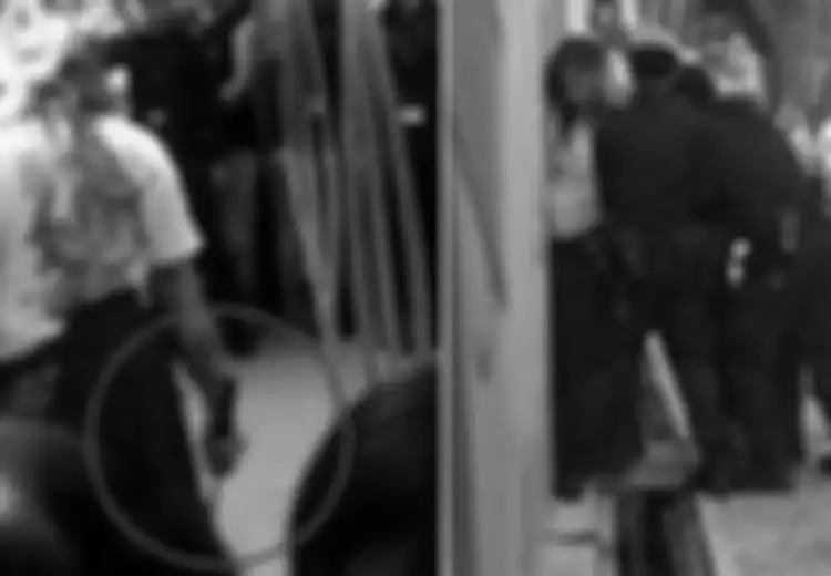 Seorang Pria Hunuskan Pedang Samurai di Metro Singapura