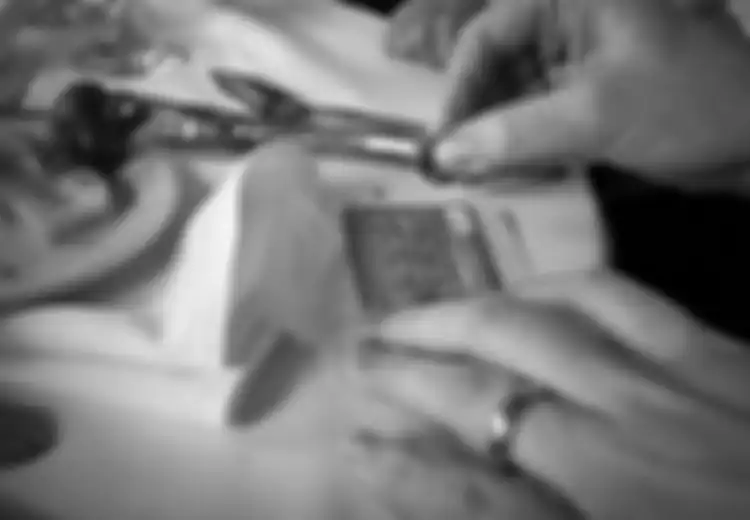 Wanita Ini Mengaku Tubuhnya Gemetaran Hebat Setelah Menggosok Kado Valentine ‘Murahan’ dari Kekasihnya