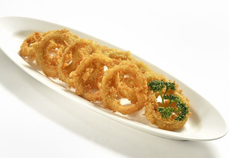 Cara Bikin Onion Ring Renyah Tanpa Tepung Bumbu, Cuma Tambahkan 1 Bahan Ini