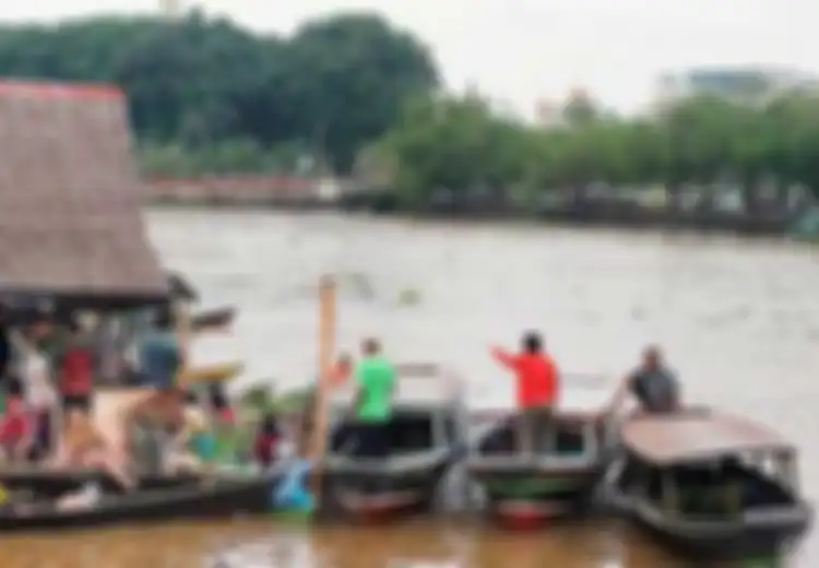 Hidup Mengapung Dalam Rumah Rakit, Beginilah Keunikan Penghuni Sungai Musi!