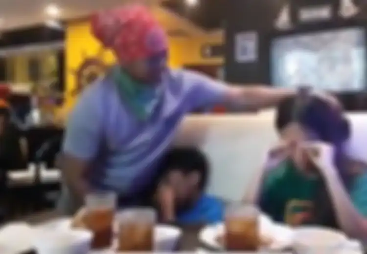 Dua Anak Ini Menangis Saat Lihat Pelayan Restoran Itu Ternyata Ayahnya yang 'Hilang' Selama Tiga Tahun