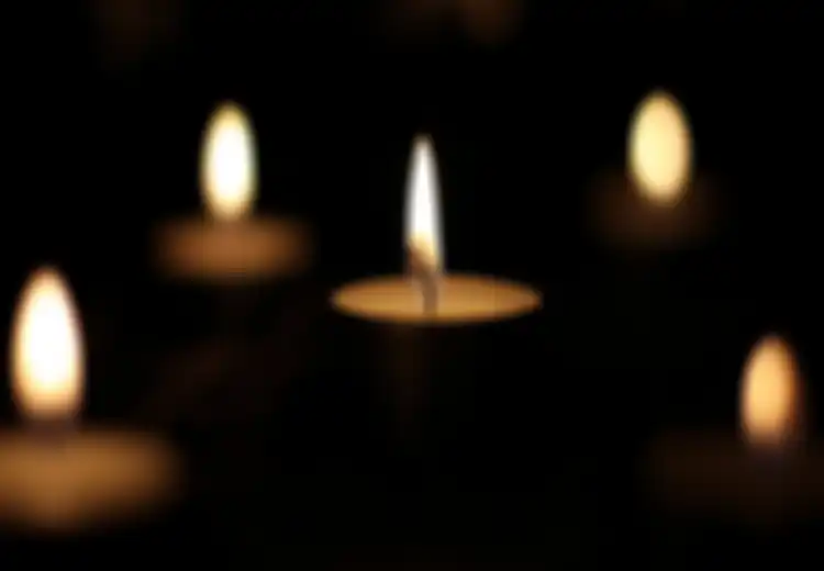 Jangan Menangis Bila Tak Ingin Memadamkan Lilin yang Dipegang Orang yang Kita Kasihi