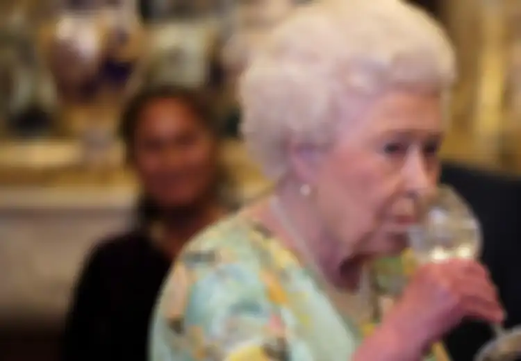 Langgar Aturan Pemerintah, Ratu Elizabeth II Minum Koktail Setiap Hari, 3 Kali Lipat Lebih Banyak dari Aturan yang Ditetapkan