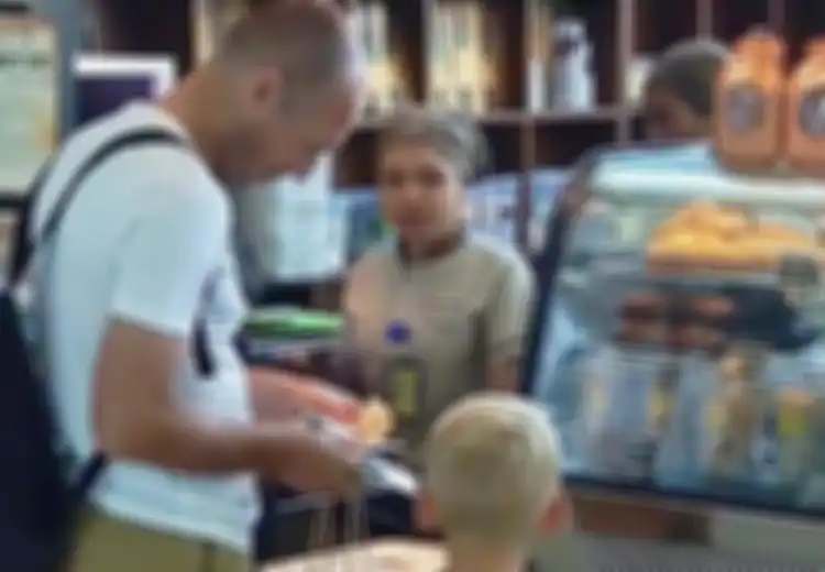 Sedang Liburan ke Labuan Bajo, Arjen Robben Beli Kopi Flores