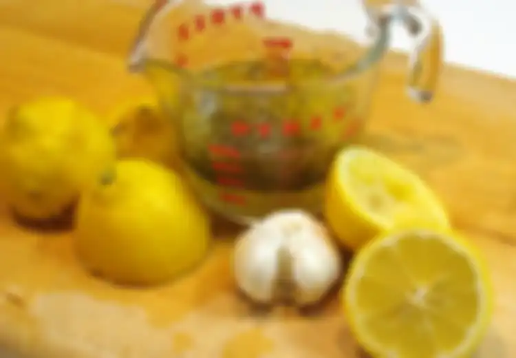 Atasi Kolesterol Tinggi dengan Rutin Konsumsi Campuran Lemon dan Bawang Putih, Begini Cara Membuatnya!