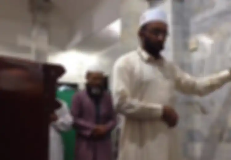 (Video) Meski Gempa Mengguncang, Imam dan Beberapa Jamaah Masjid Ini Tetap Lanjutkan Salatnya 
