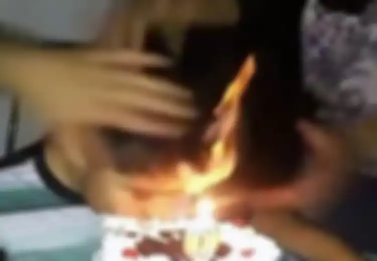 (Video) Asyik Memakan Kue Ulang Tahun, Anak Kecil Ini Tak Sadar Rambutnya Terbakar!