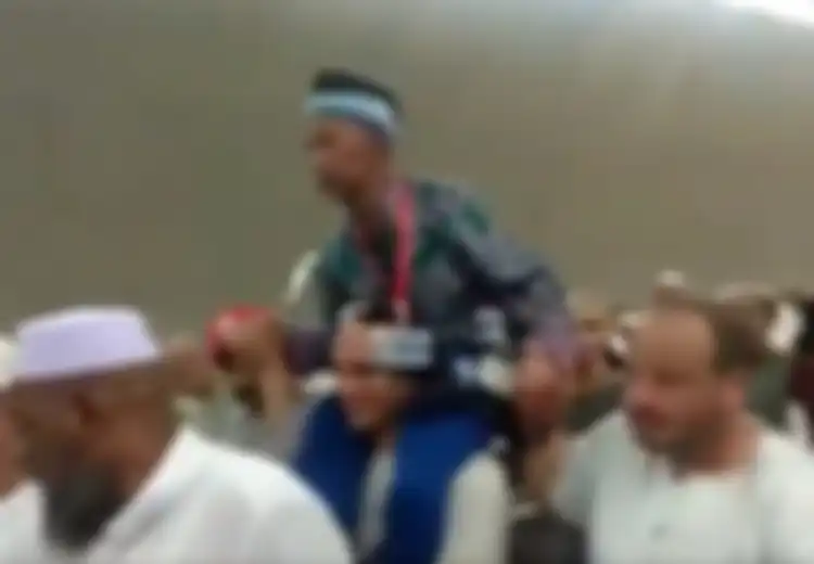 Jemaah Indonesia Digendong Jemaah Asal Suriah Sepanjang 2 Km karena Hampir Pingsan saat Berhaji, Mengharukan