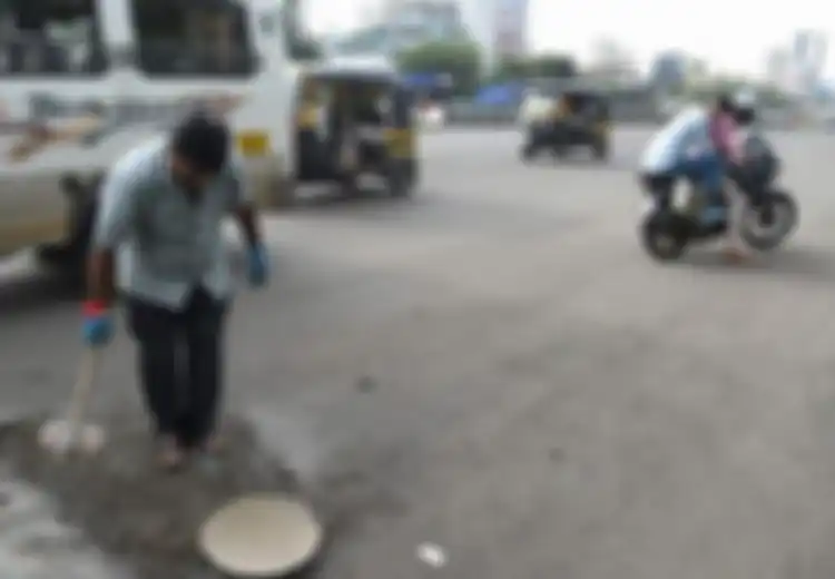 Putranya Tewas Akibat Jalan Rusak, Seorang Ayah Lakukan Aksi Mulia Tutupi Ratusan Lubang di Jalanan