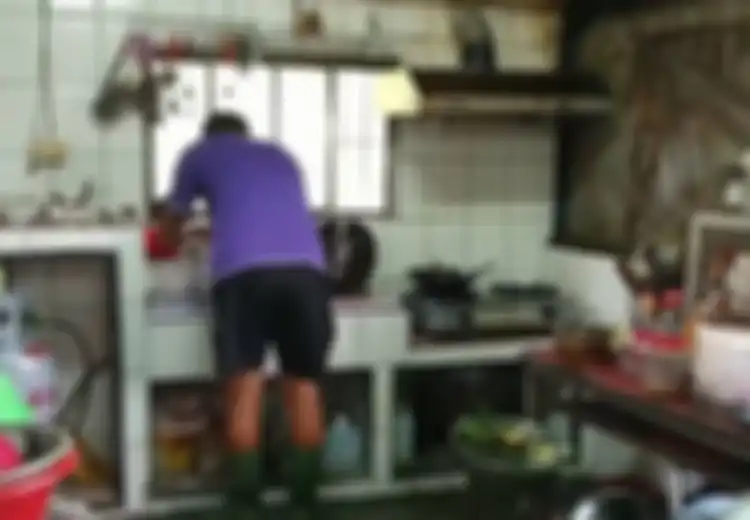 Selama 7 Tahun Keluarga Ini Selalu Pakai Sepatu Boots Saat di Dapur, Alasannya Bikin Kita Merenung Lagi