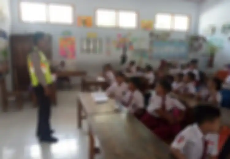 Gurunya Ikut Demo, Puluhan Polisi di Blitar Gantian ‘Mengajar’ di Sekolah-sekolah