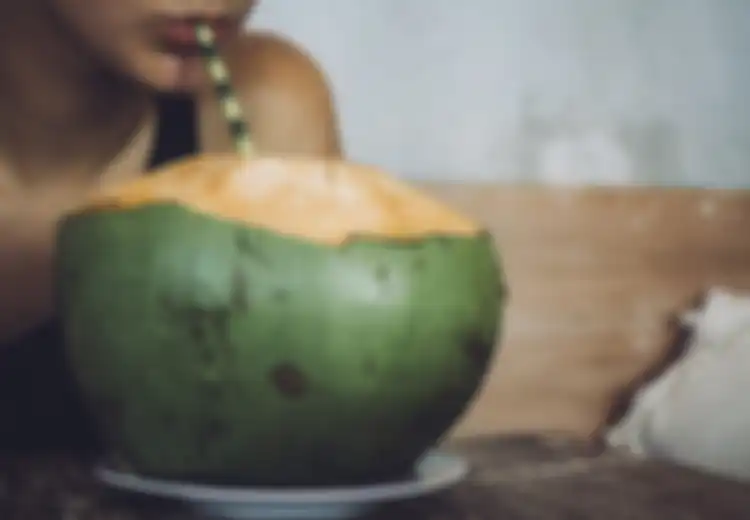 Memang Punya Banyak Nutrisi Bermanfaat, Tapi Awas! Air Kelapa Justru Berbahaya Bila Diminum Orang-orang dengan Kondisi Ini