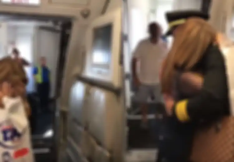 Ibunya Tak Kuasa Menahan Tangis ketika Melihat Putranya Sudah Dewasa dan Sukses Menjadi Pilot di Hari Ulang Tahunnya