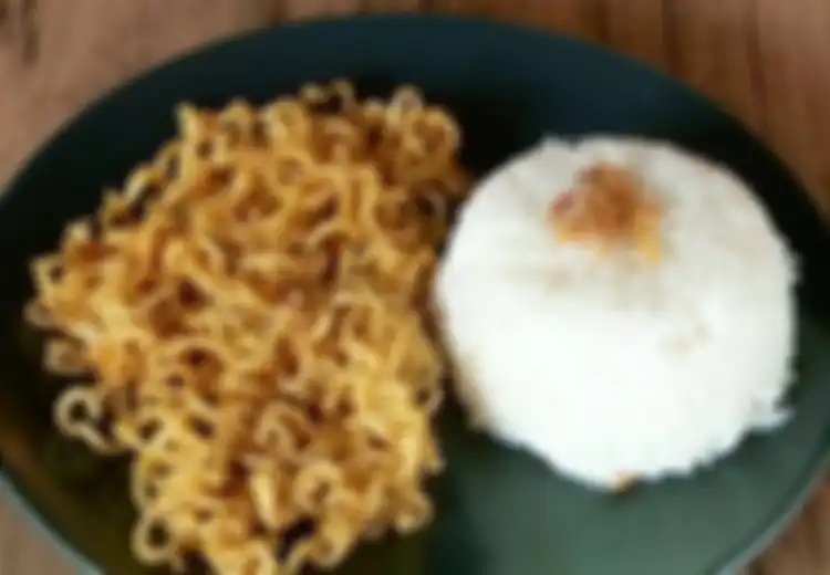 Ingat, Jangan Pernah Lagi Makan Nasi Bersama Mi Instan,  Bisa Bahayakan Kesehatan! Begini Penjelasan Ahli Gizi!