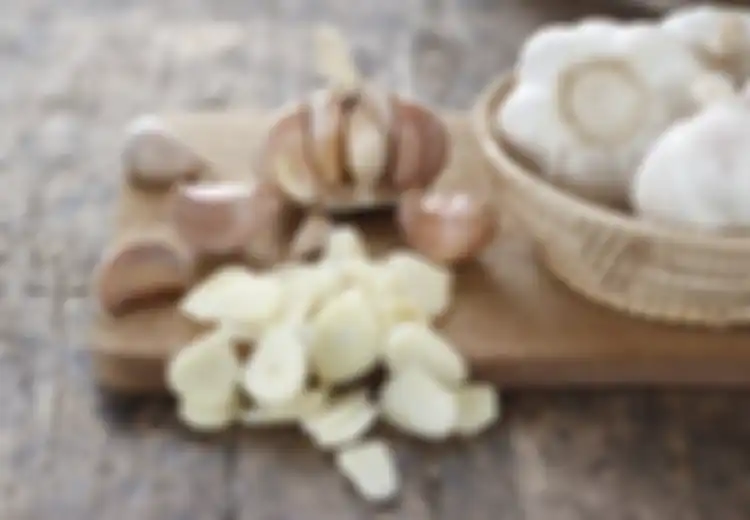 Nyesal Baru Tahu Trik Sederhana Ini, Coba Saja Taruh Bawang Putih di Telinga Sebelum Tidur, yang Terjadi Langsung Dijamin Bikin Anda Syok