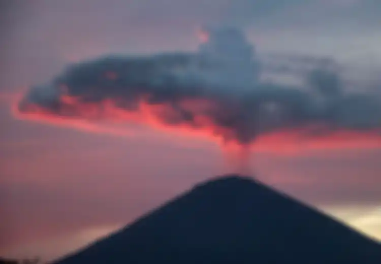 Pagi Tadi, Gunung Agung Bali Kembali Mengeluarkan Erupsi, Ini Penjelasan Selengkapnya!