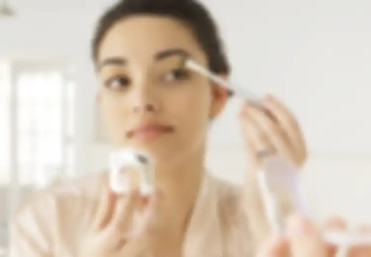 Tampil dengan Makeup Lebih Awet di Pesta Malam Tahun Baru? Ini 4 Trik yang Bisa Dicoba!
