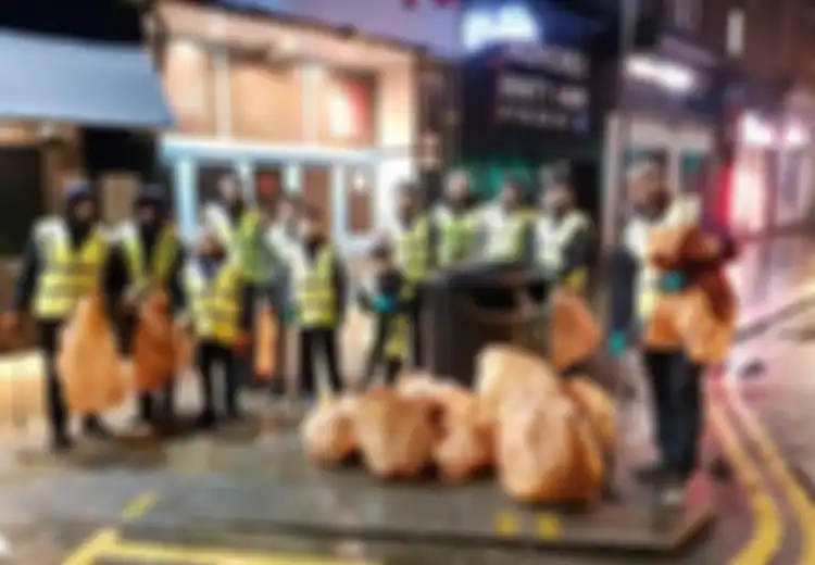 Perayaan Tahun Baru Usai, Ribuan Muslim Langsung Beraksi Bersihkan Sampah di 50 Kota di Seluruh Inggris, Salut