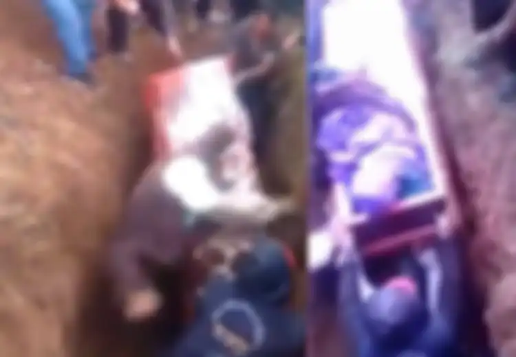 (Video) Upacara Pemakaman Menjadi Kacau Setelah Peti Jenazah Jatuh Terbalik di Liang Kubur