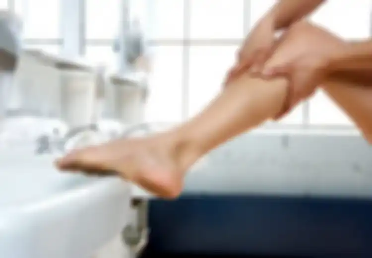 Kaki Bengkak Karena Banyak Penyebab, Begini 10 Cara Alami Mudah dan Ampuh Sembuhkan Kaki Bengkak, Mulai dari Air  Garam Hingga Minum Air Putih