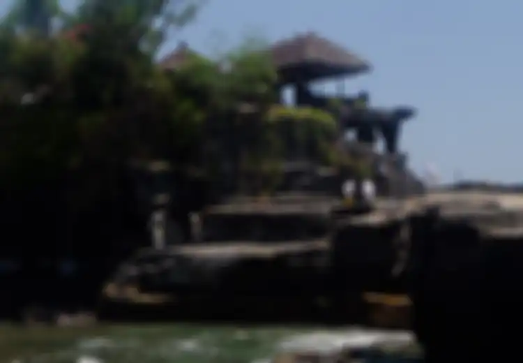 Eksotisme Tanah Lot Bali dengan Ular Suci yang Setia Menjaganya