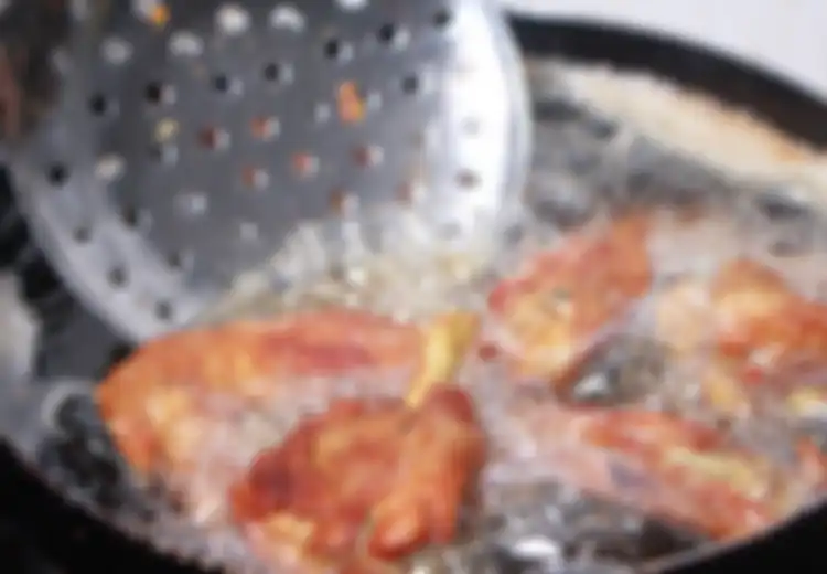 Begini Rupanya Cara Pedagang Bikin Minyak Goreng Kotor Jadi Bening Kembali, Modalnya Cuma Pakai 1 Bahan Ini Saja!