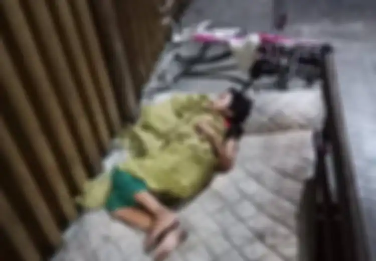 Tidur di Emperan Toko, Bocah Kecil Ini Cari Bapaknya Berbekal Sepeda Kecil
