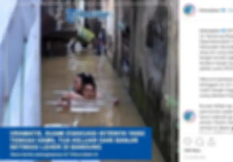 Momen Dramatis Ketika Seorang Suami Gendong Istrinya yang Sedang Hamil di Tengah Banjir
