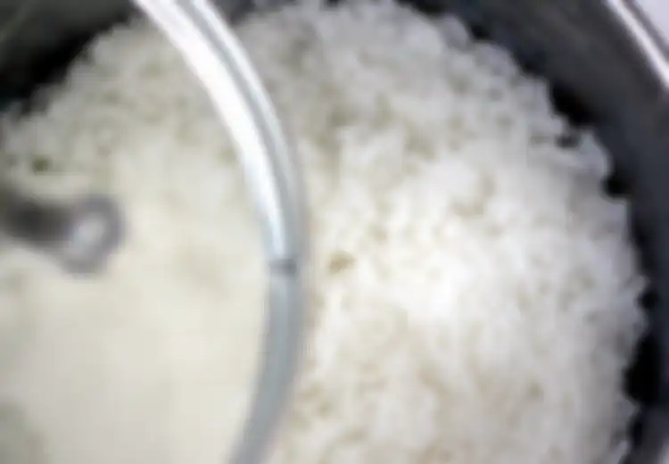 Sering Memanaskan Nasi Sisa Kemarin dan Makan Mi Instan Campur Nasi? Awas, Kebiasaan Itu Bisa Sebabkan Dampak yang Sangat Berbahaya