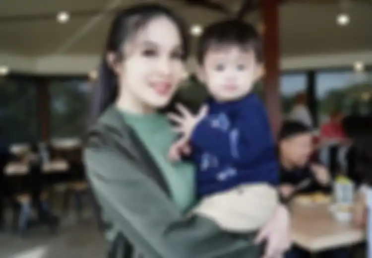 Sandra Dewi Hamil Anak Kedua dan Anak Pertamanya Semakin Manja: Ini Cara Atasi Kakak yang Cemburu pada Adik Bayinya