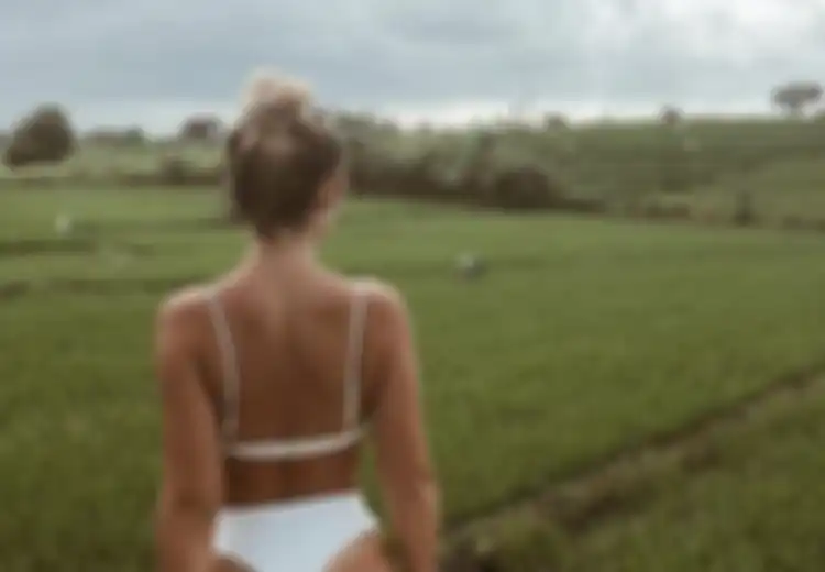 Dihujat karena Tulis Ini saat Unggah Foto Dirinya yang Berbikini dengan Background Petani Bali, Influencer Swedia Sampai Harus Lakukan Ini