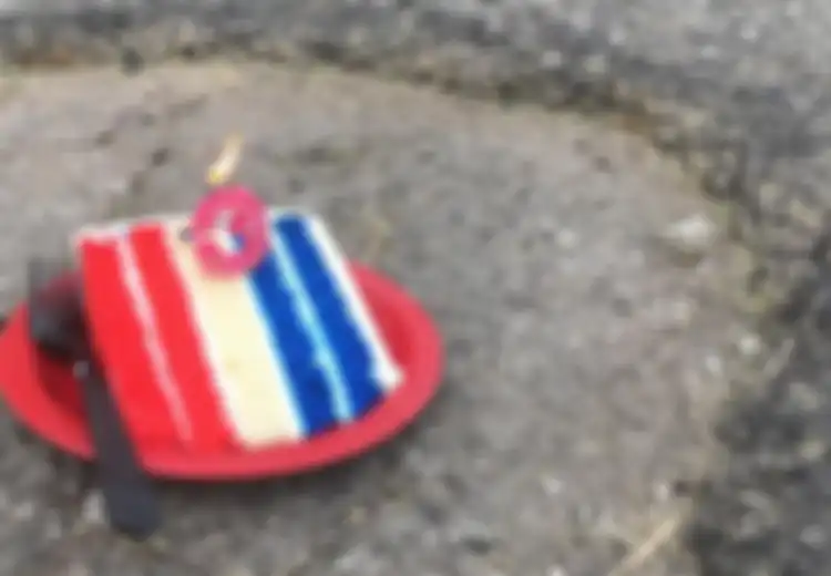 Seorang Pria Rayakan Ulang Tahun untuk Sebuah Lubang di Jalan, Alasan di Baliknya di Luar Dugaan