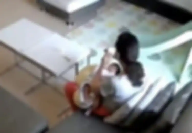 Ibu Ini Curiga Banyak Susu yang Dihabiskan Bayinya Tak Wajar, Setelah Lihat CCTV, Barulah ia Tahu 'Tindakan Menjijikkan' yang Dilakukan Pengasuhnya