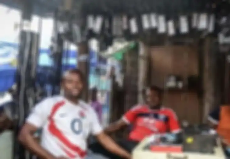 Tak Tinggal Colok Seperti Di Indonesia, Beginilah Sulitnya Mengisi Baterai Ponsel di Afrika