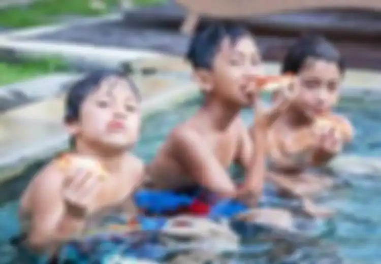 Tragis, Bocah 7 Tahun Ini Meninggal Karena Makan Sambil Berenang, Peringatan Buat Orangtua!