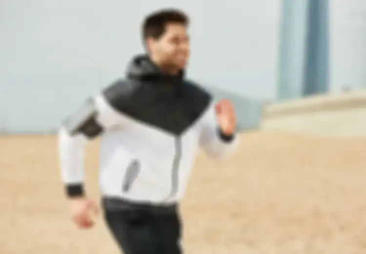 Siapa Bilang Lari dengan Jaket Parasut Bikin Kurus? Itu Hoaks! Ini Beberapa Hoaks Olahraga Lari yang Perlu Diketahui