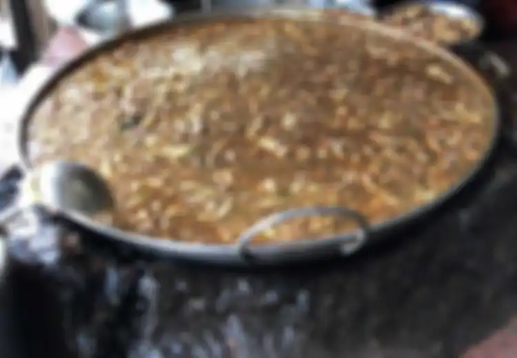 Kedengarannya sih Jijik, Tapi Resep Rahasia Restoran Super Ramai Ini Ternyata dari Rebusan Kaldu yang Sama, Sudah Digunakan Selama 45 Tahun!