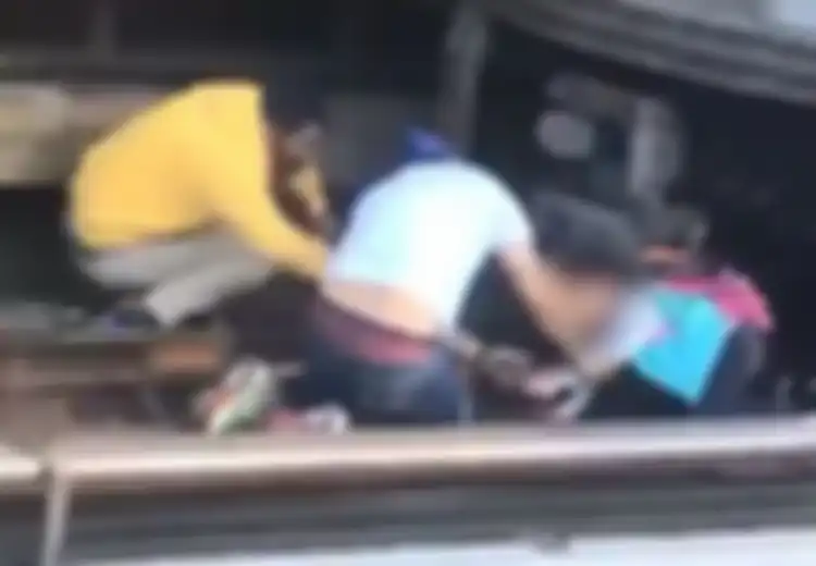 Seorang Pria Terjun di Depan Kereta Api yang Melaju dengan Gendong Putrinya, Syukurlah Sang Putri Selamat