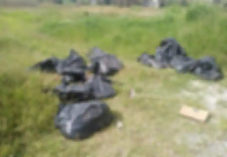 17 Kantong Plastik Besar Tergeletak Mencurigakan, Warga Terkejut Ketika Dibuka Isinya Hal Mengerikan Ini