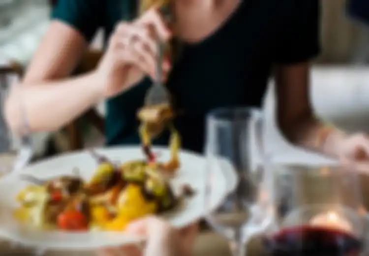 Jika Masih Suka Makan Tengah Malam Sebaiknya Segera Tinggalkan, Berat Badan hingga Mimpi Buruk Bisa Jadi Risikonya