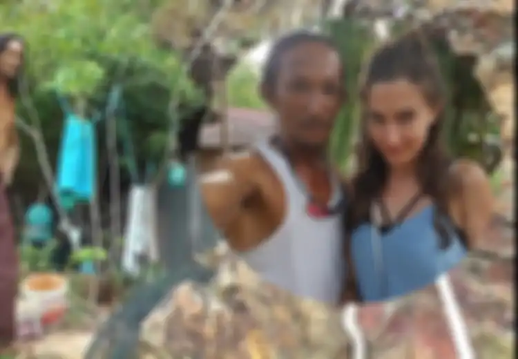 ‘Karena Kecantikan Anda, Saya Harus Berbalik’ Rayu Pria yang Tinggal di Gua Ini pada Turis-turis Cantik yang Berhasil Membuat Mereka Datangi Rumahnya