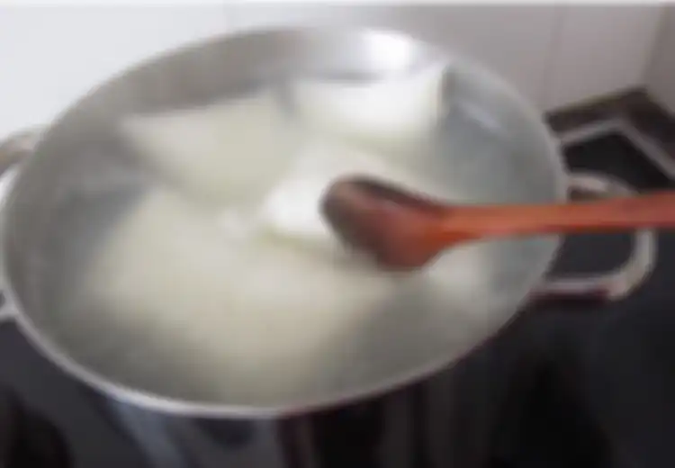 Ngeri! Anda Suka Makan Lontong? Jangan Makan Lagi Lontong yang Seperti Ini Ya! Ternyata Bisa Sebabkan Kanker dan Kemandulan