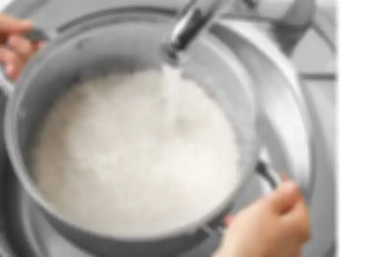 Sesekali, Coba Deh Masak Nasi dengan Air Mendidih, Anda Pasti Akan Menyukai Hasilnya!