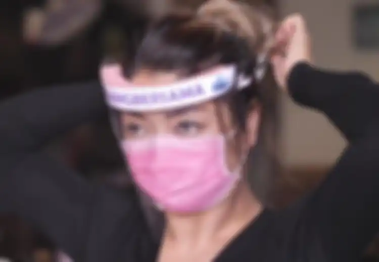 Sedang Tren Pakai Face Shield Tanpa Masker, Dokter: Itu Hanya Berikan Perlindungan Palsu, Sama Sekali Tak Berguna!