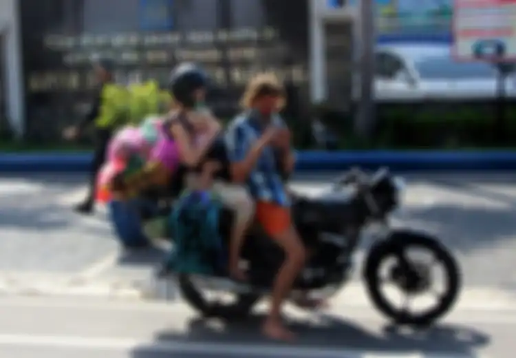 Tanpa Alas Kaki Kendarai Motor Berisi Sayur dan Berbagai Barang, Viral Keluarga Asal Rusia 'Terjebak' di Indonesia, Ngamen Bawa Bayi Demi Bisa Beli Makan di Tengah Pandemi