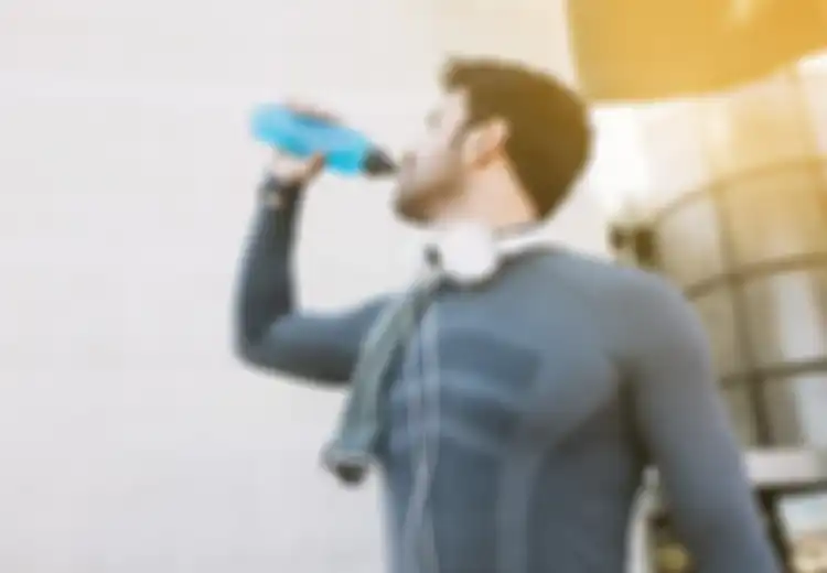 Sering Tidak Disadari, Ini Bahaya Minum Sambil Berdiri, Hal Mengerikan Bisa Terjadi pada Tubuh