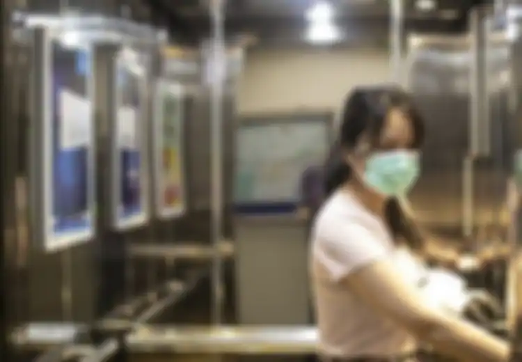 Waspadalah! Hanya 60 Detik Naik Lift, Wanita Ini Tularkan Covid-19 ke 71 Orang, Begini Kronologinya