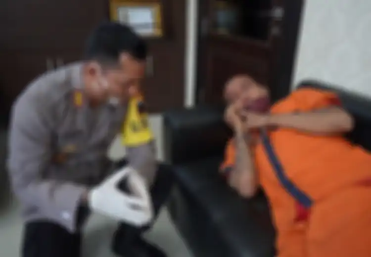 Menangis Tersedu-sedu di Hadapan Polisi, Pembunuh Ibu Kandung Bertobat dan Langsung Minta Buku Tuntunan Shalat
