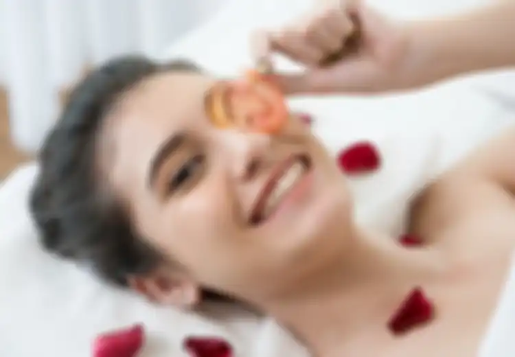 Masker Tomat untuk Menghilangkan Kantung Mata, Lakukan 10 Menit Saja!