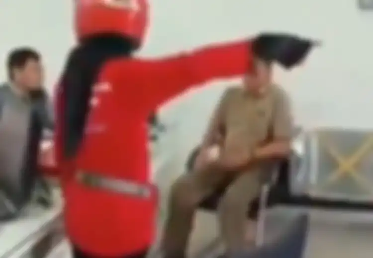 Panggil Seorang Wanita hingga 3 Kali dan Suruh Bersihkan Sampah, Pimpinan Kantor Ini Dongkol yang Dikira Tukang Sapu Ternyata Camat
